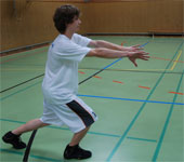 Basketballer beim Passen Basketballer Bodenpass
