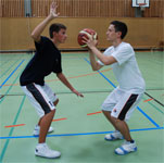 Basketball Spieler macht einen Jab Step Basketball Rocker and Go